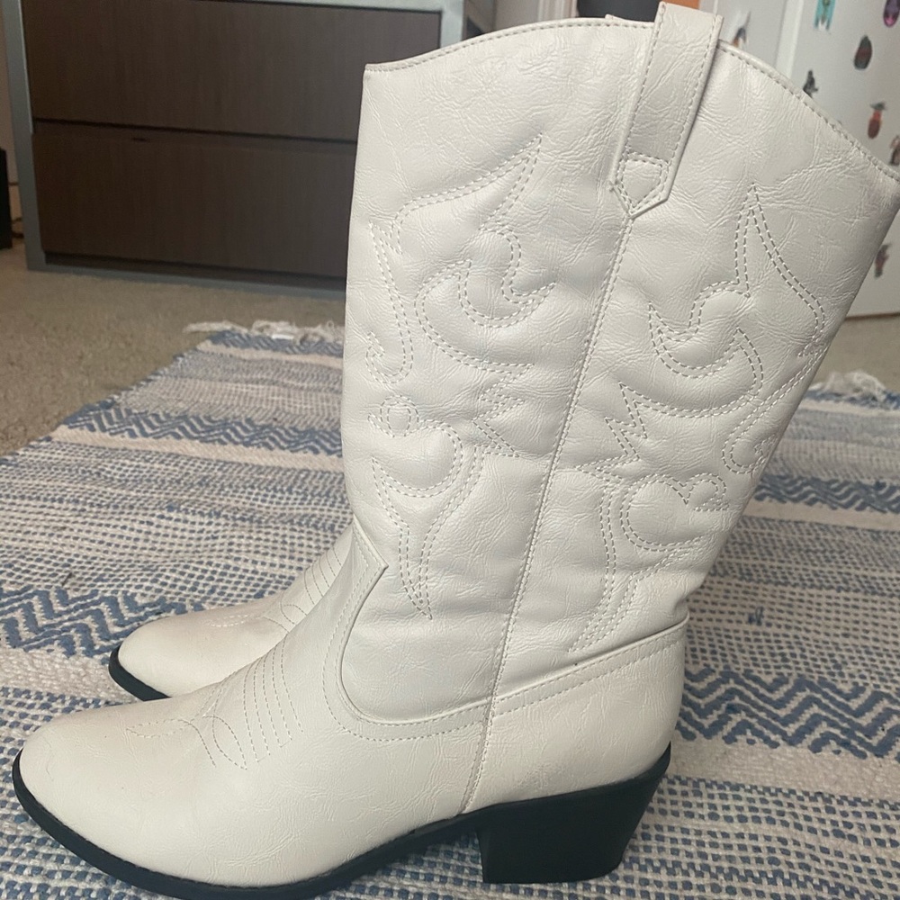 WHITE COWBOY BOOTS FOR WOMEN SIZE 11 slight heel